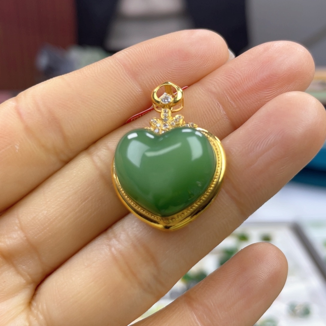 和田玉颈饰18K金镶嵌知***…