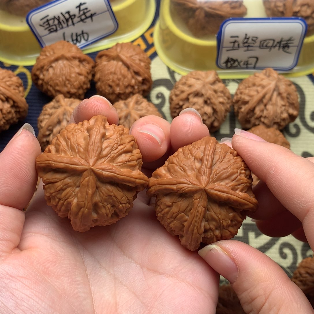 文玩核桃吊坠40×41四棱