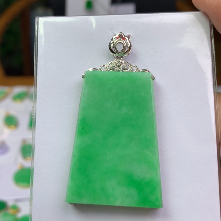 颈饰18K金镶嵌翡翠