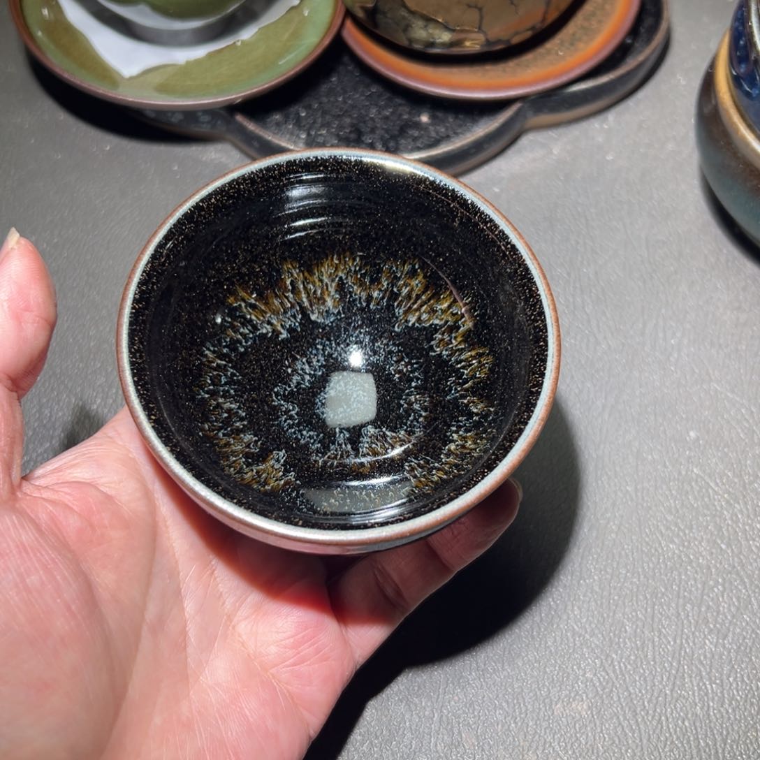 茶盏我是说不出来什么滋味呢吧