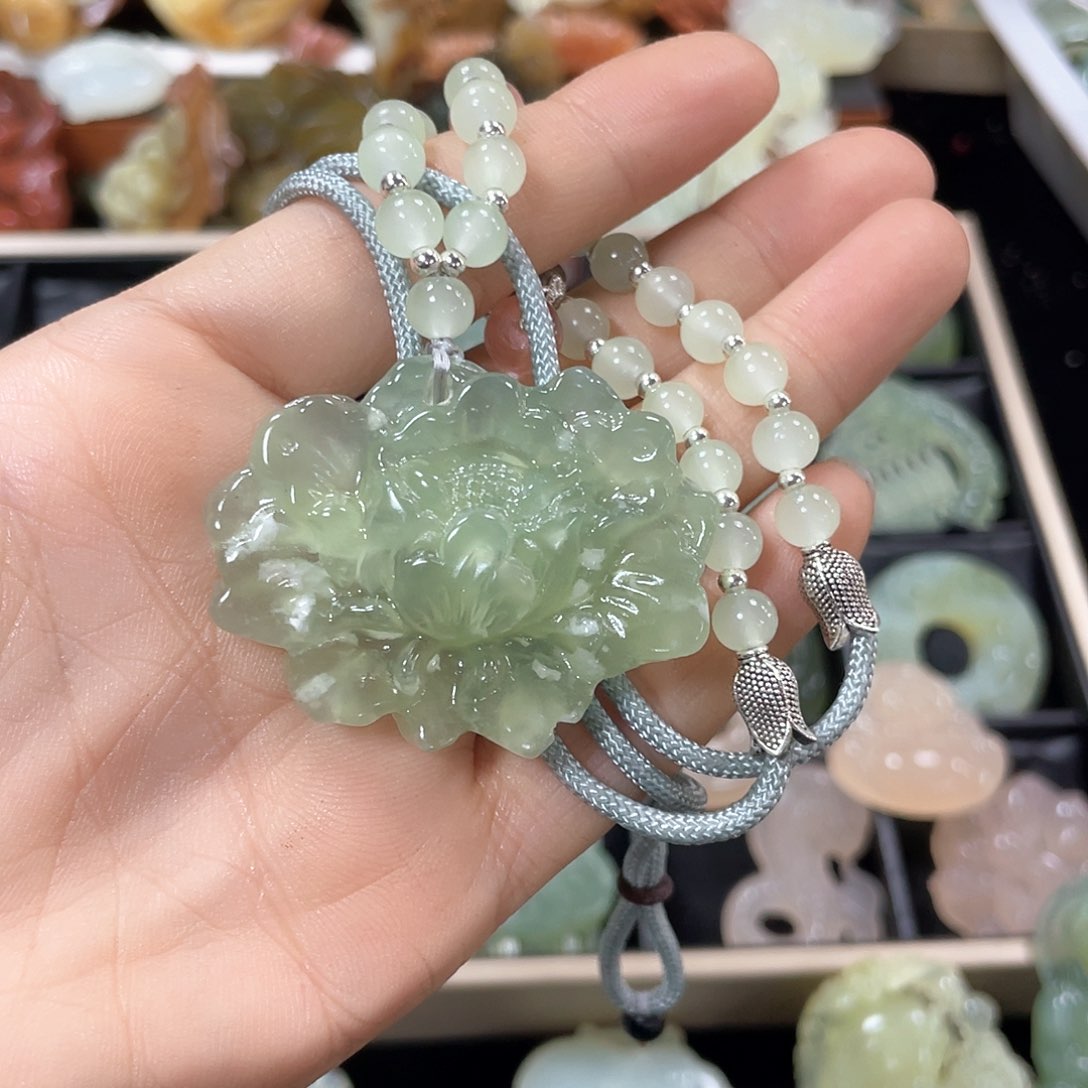 蛇纹石玉颈饰未镶嵌