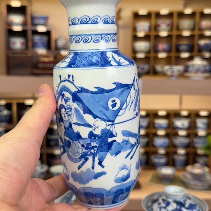 手绘青花刀马旦花瓶