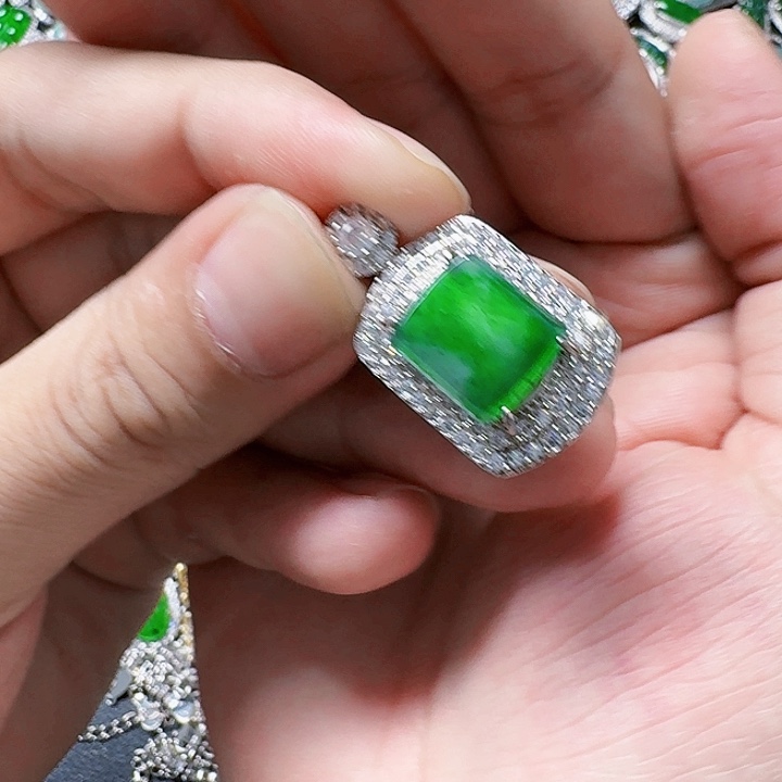 翡翠颈饰未镶嵌天然A货翡翠放漏