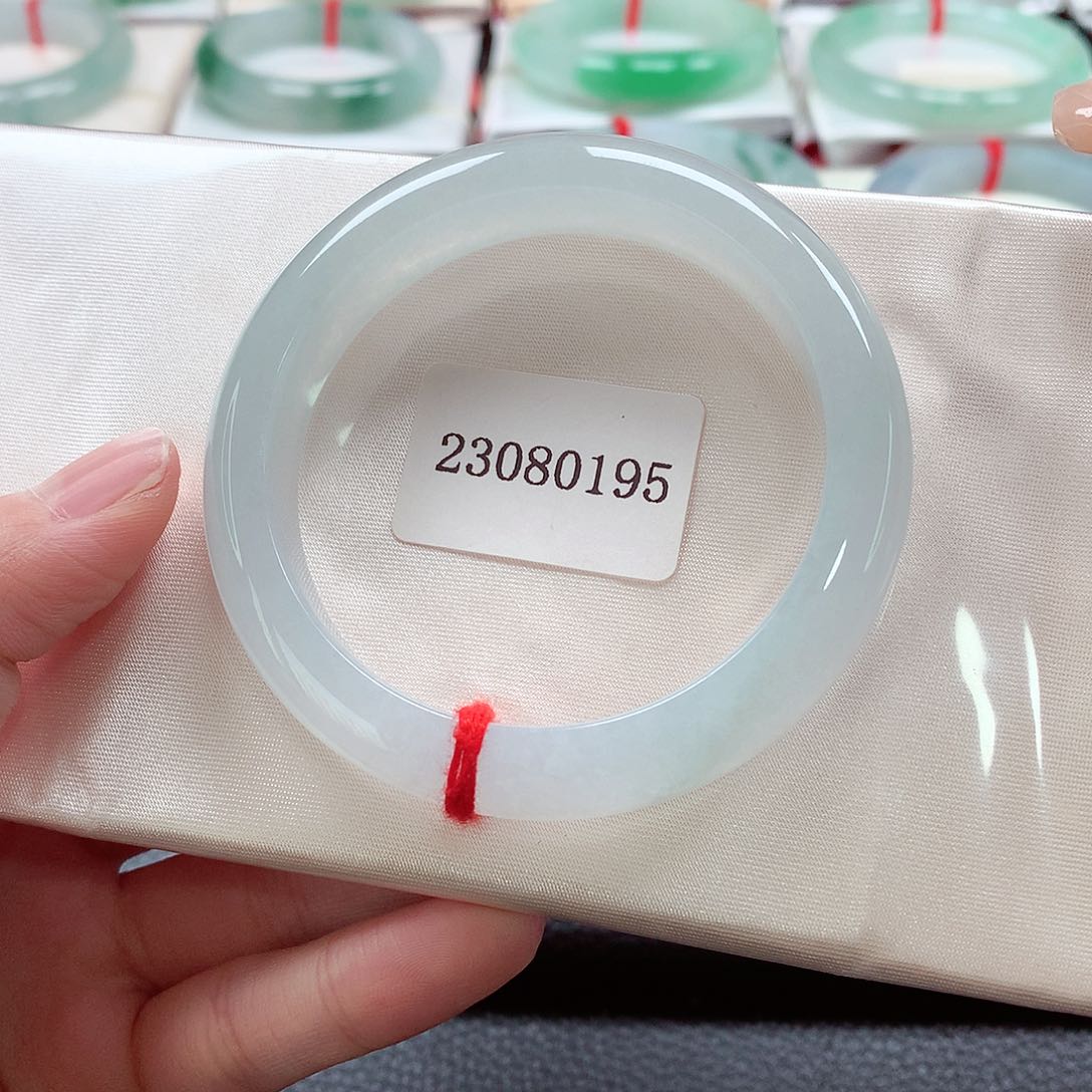 翡翠手镯未镶嵌天然a货翡翠53，冰透水润