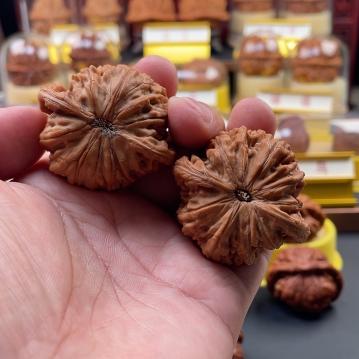 艾***杨吊坠文玩核桃磨盘，尺寸42