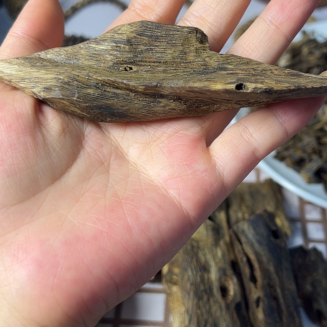 沉香碎屑沉香白棋虫漏手把玩