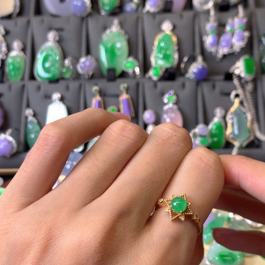 翡翠戒指18K金镶嵌戒指