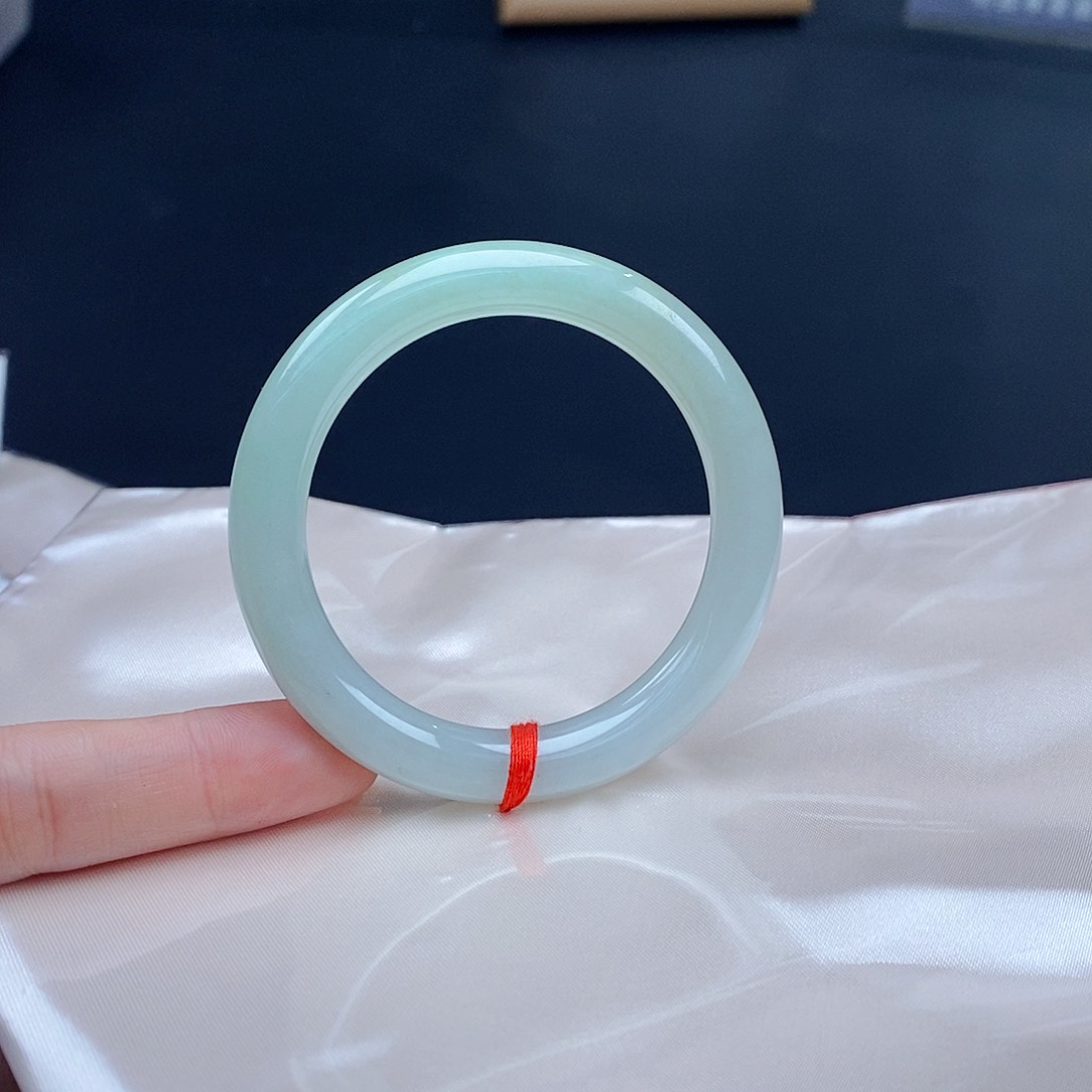 翡翠手镯未镶嵌翡翠