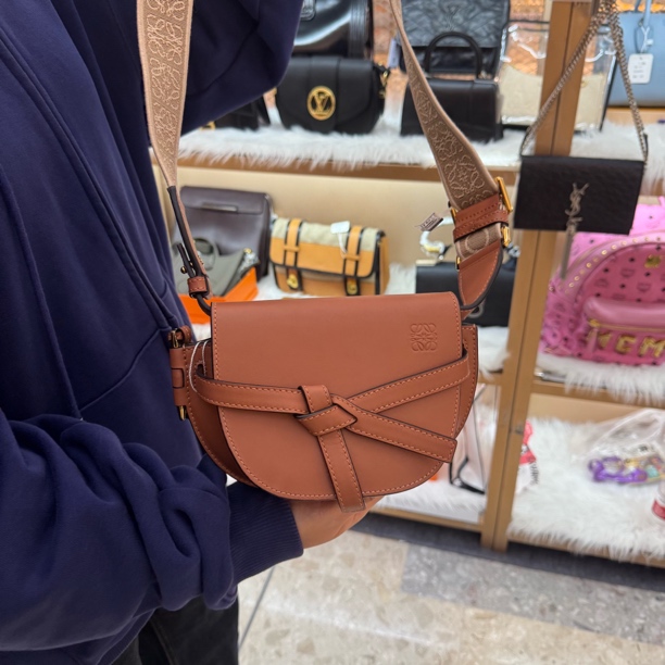 99新 LOEWE/罗意威 斜挎包/宽肩带/包展