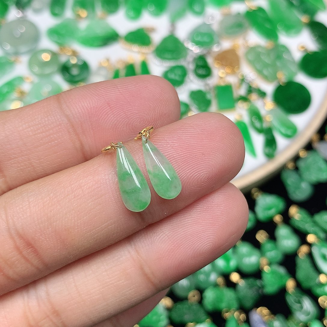 翡翠颈饰18K金镶嵌小巧精美冰飘绿小水滴一对