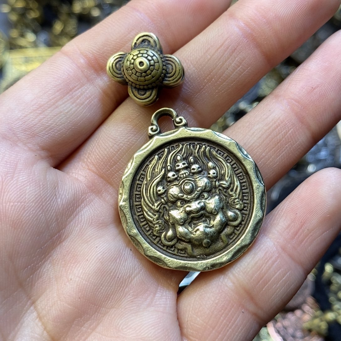 酷***哥藏式黄财神牌子搭配