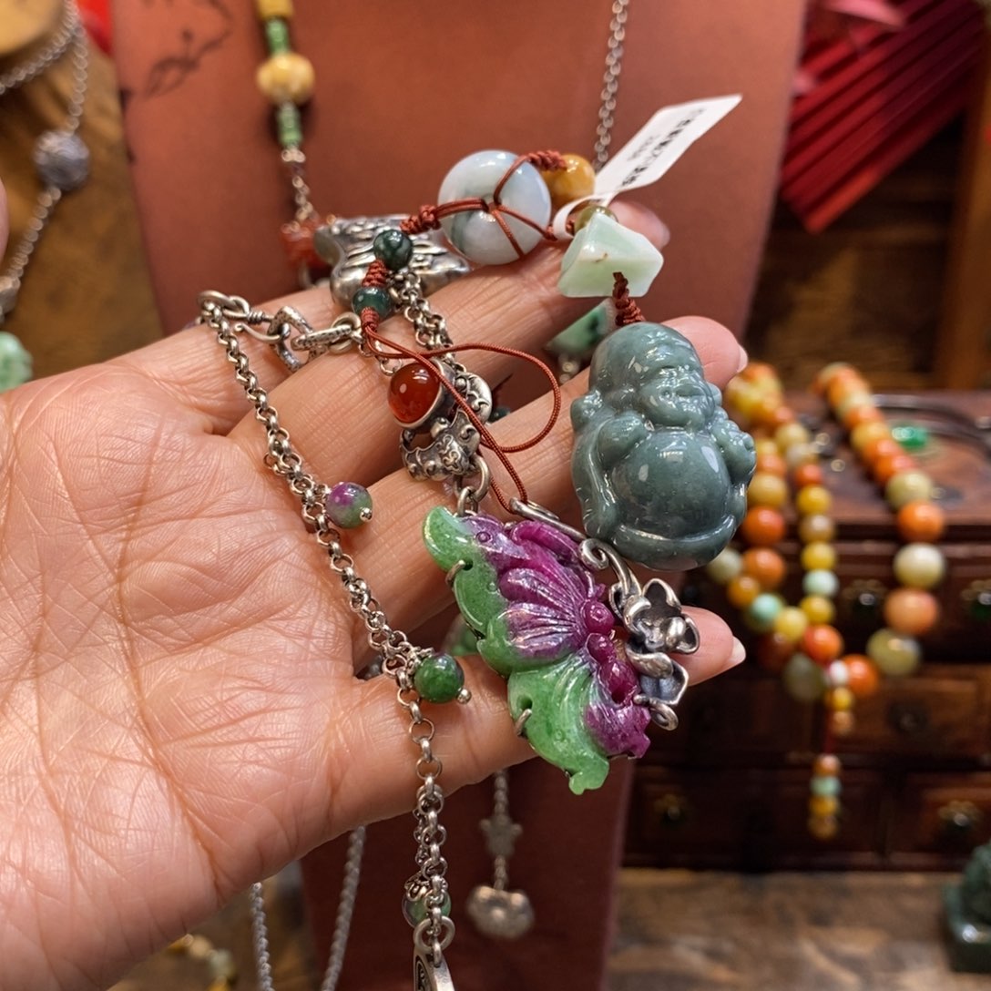 翡翠吊坠(赠链)未镶嵌