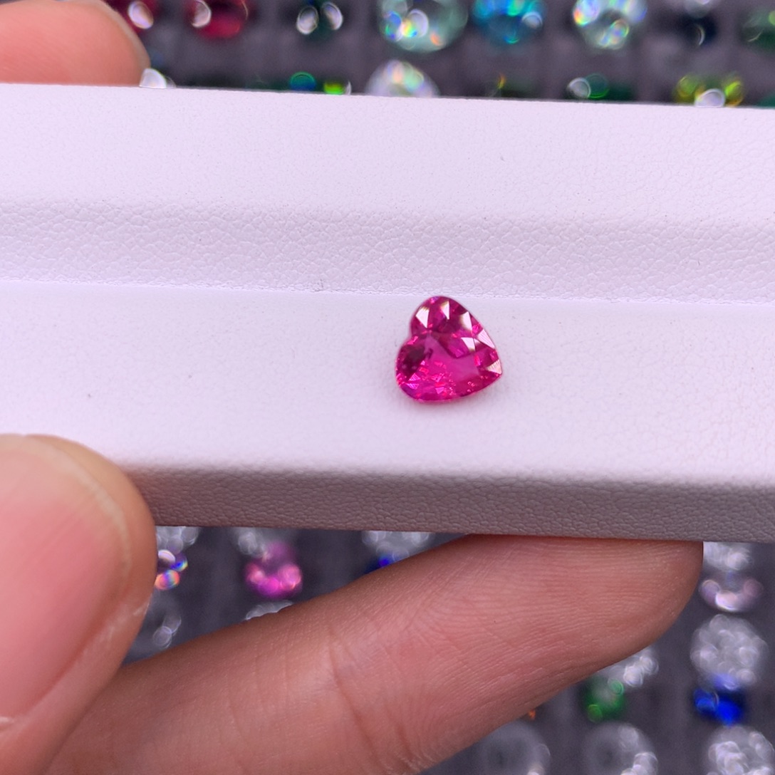 红宝石裸石未镶嵌