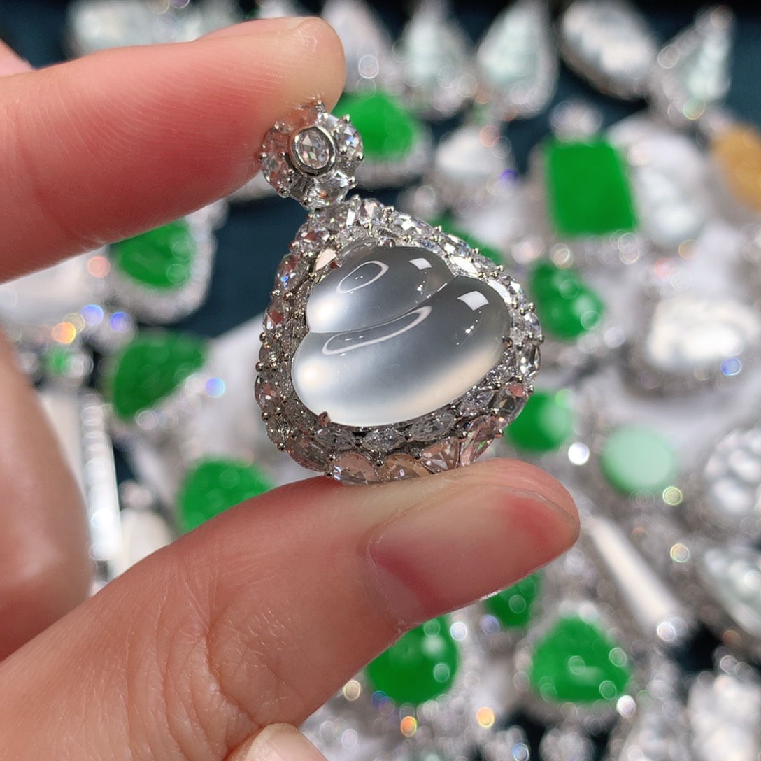 颈饰18K金镶嵌翡翠葫芦