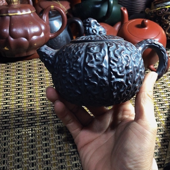 紫砂茶壶原矿泥料手工制作的紫砂壶。