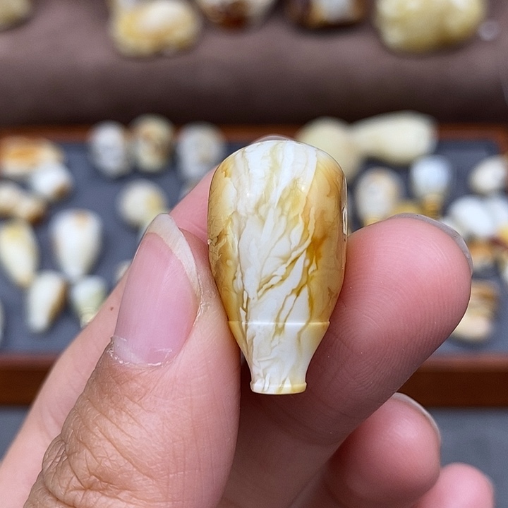 琥珀裸石未镶嵌13三通y67