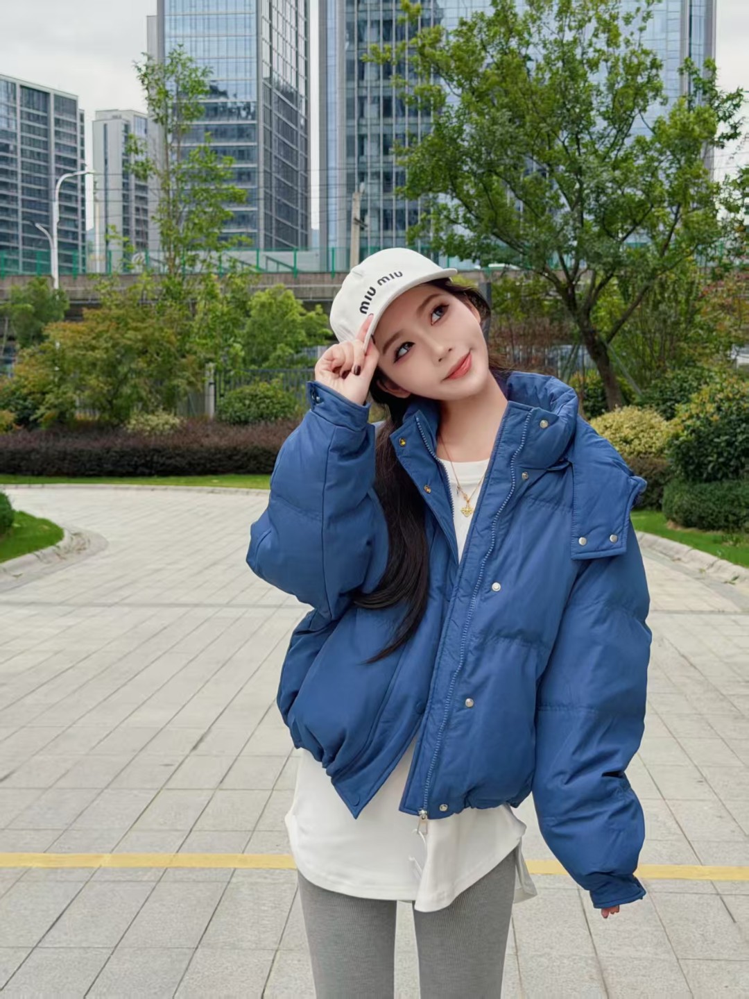 白鸭绒羽绒服女冬季2025新款宽松小众设计高级加厚显瘦慵懒感外套