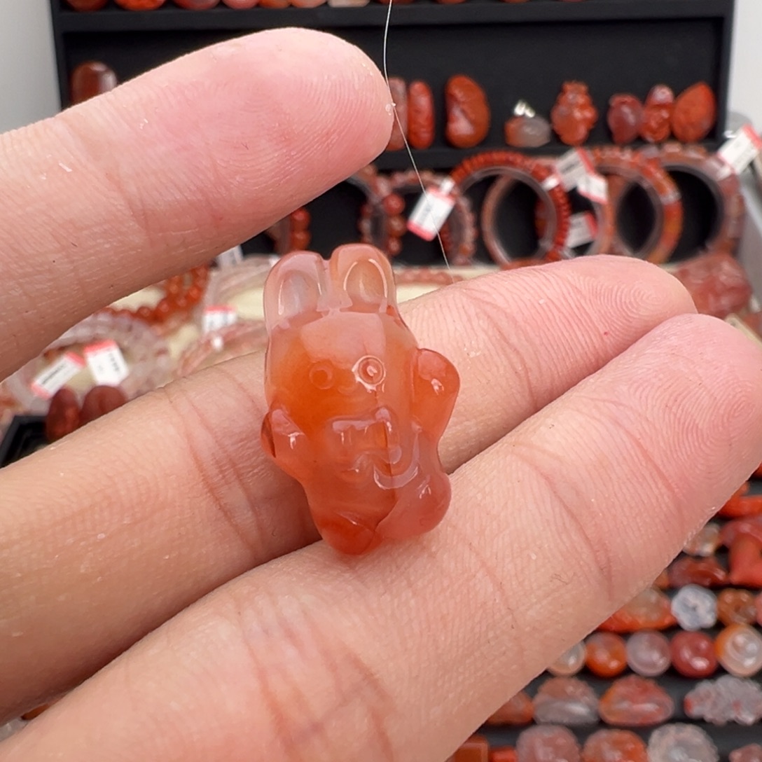 南红玛瑙未镶嵌颈饰小兔子