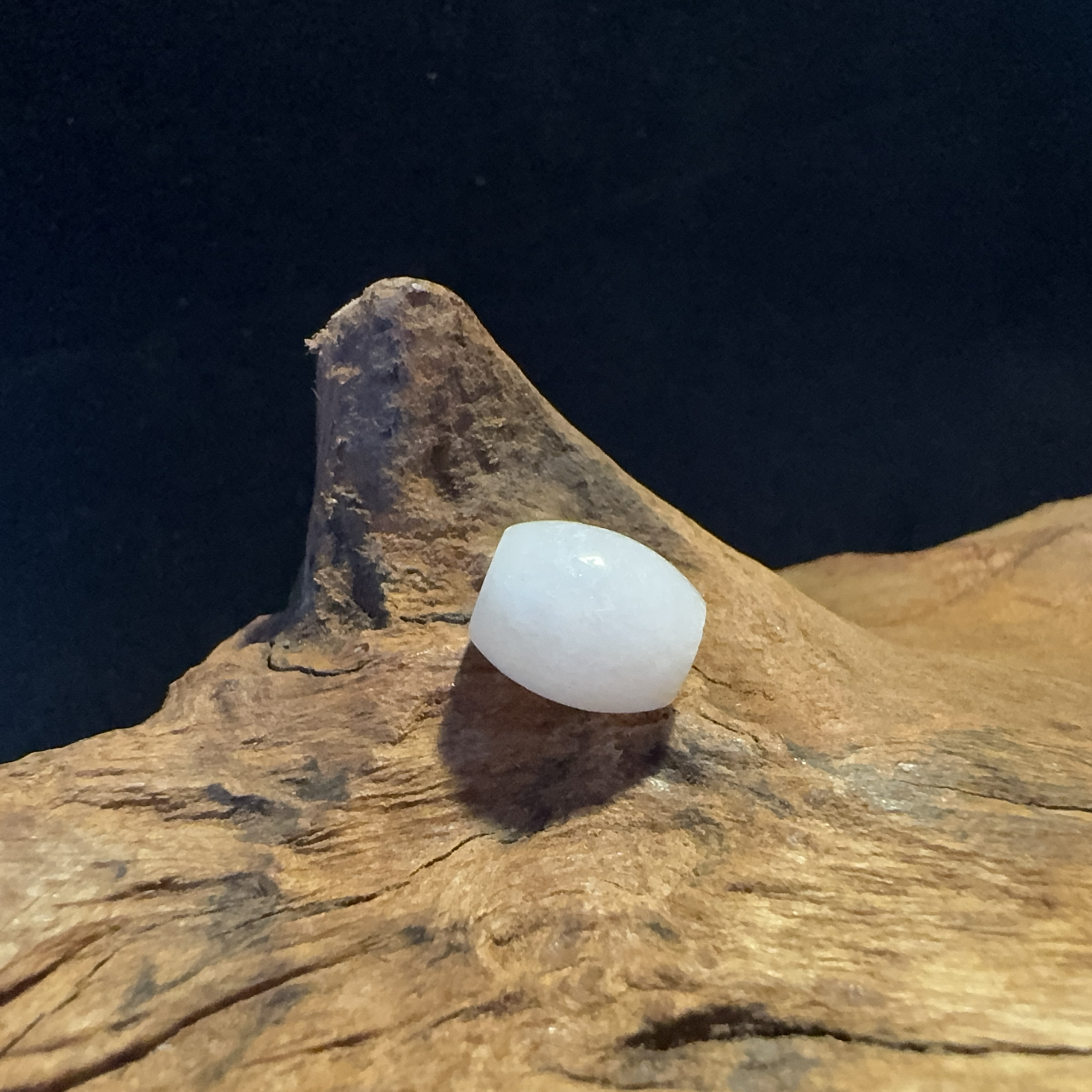 天然缅甸A货翡翠路路通（白底）