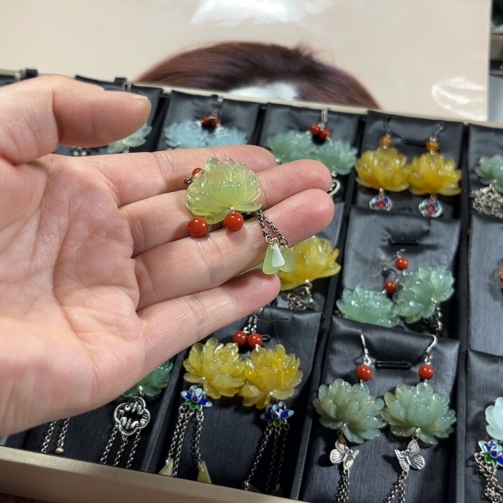 蛇纹石玉耳饰未镶嵌金*