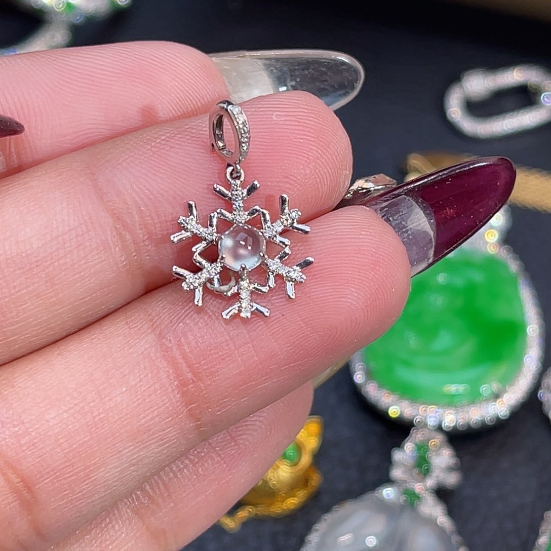 翡翠18K金镶嵌颈饰雪花