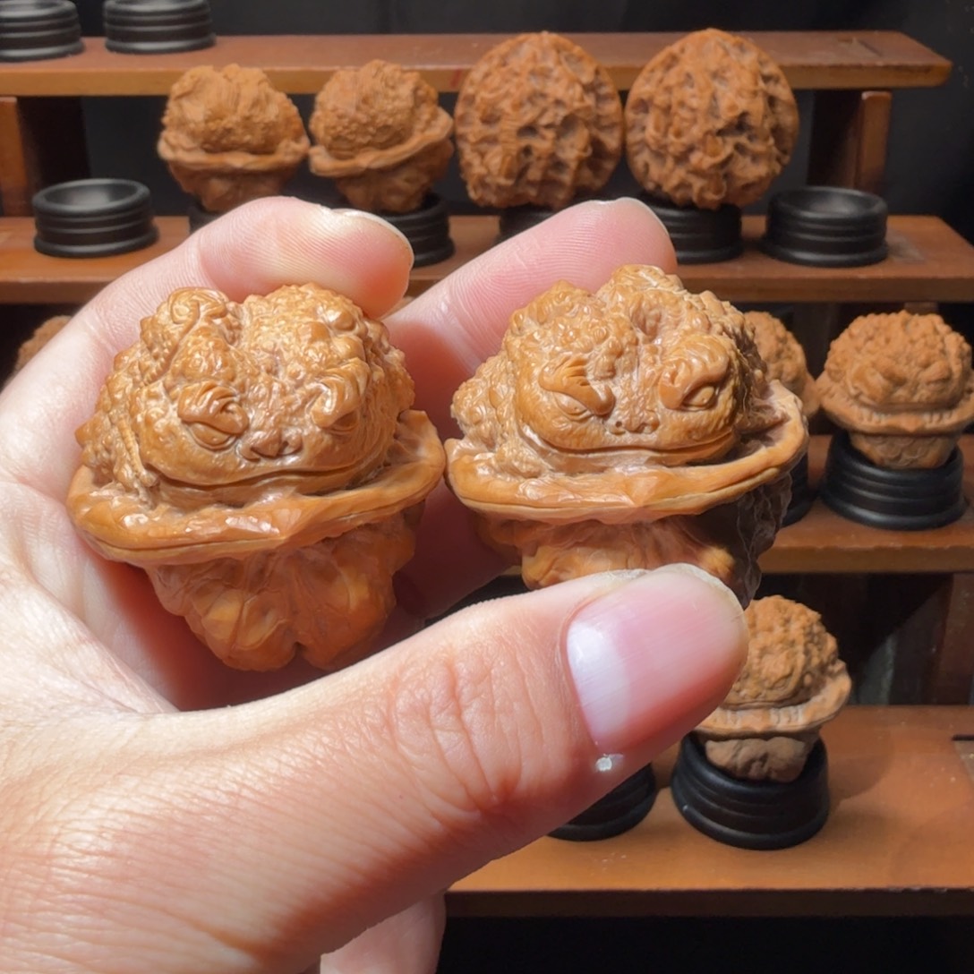 冰***柿核桃把件蛤蟆头雕刻金蟾单面40