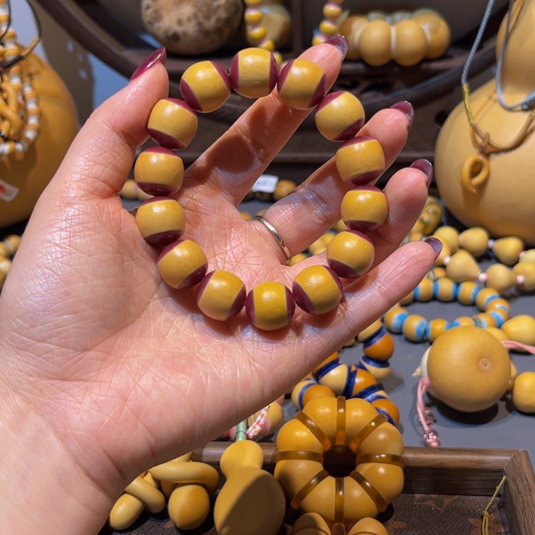 乌梅子酱手串。     