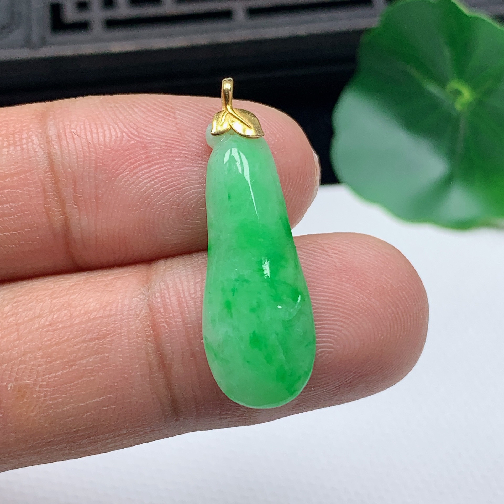 天然翡翠A货18K金扣精美飘阳绿福瓜吊坠尺寸28.2*10.4*4.2mm