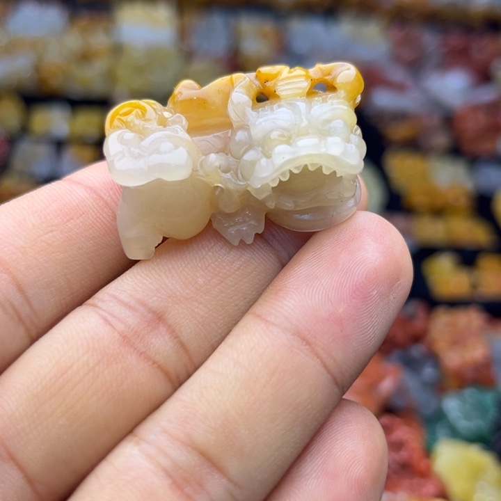 石英质玉（黄龙玉）未镶嵌颈饰