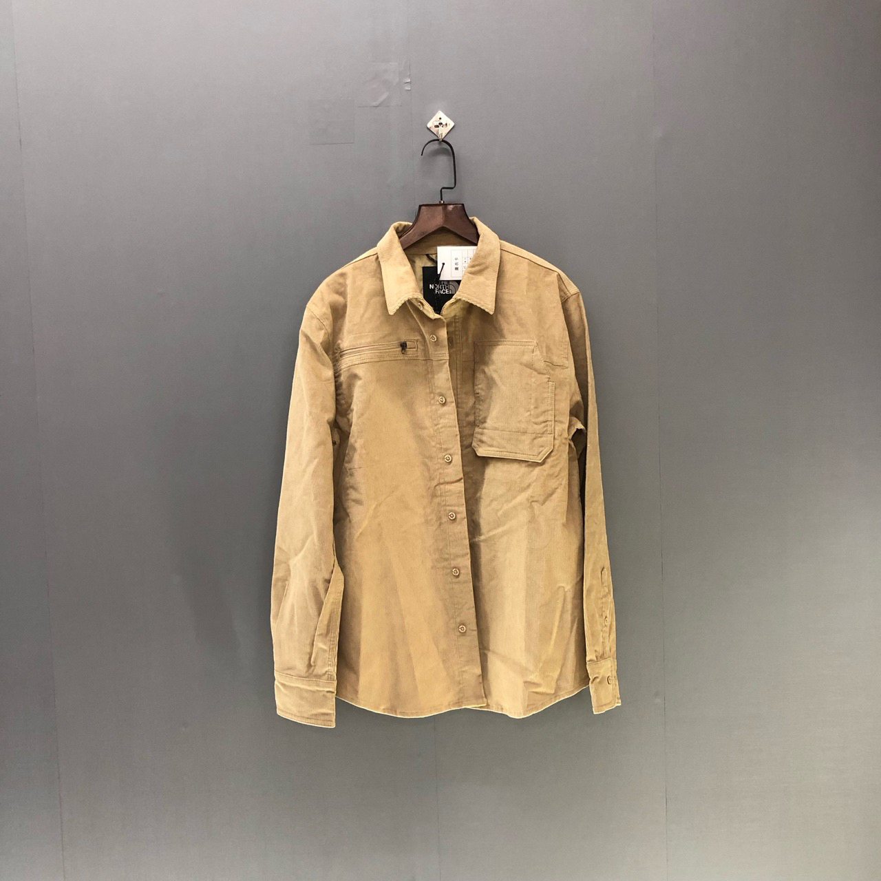 M THE NORTH FACE 后背logo口袋长袖衬衣 卡其色 NF0A4UD5