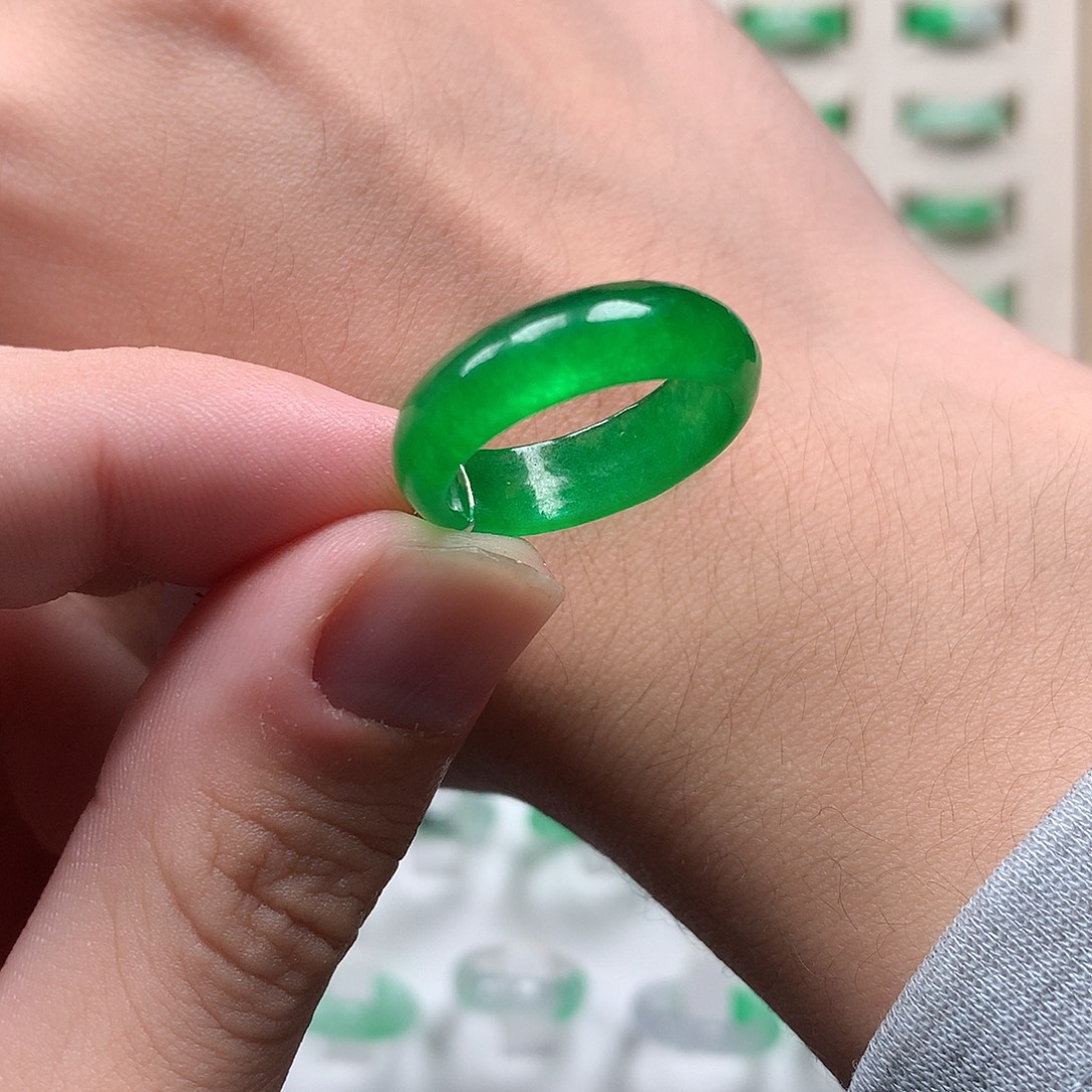 翡翠未镶嵌戒指18圈口微瑕冰阳绿款