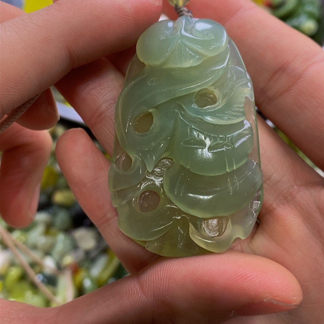 蛇纹石玉吊坠未镶嵌