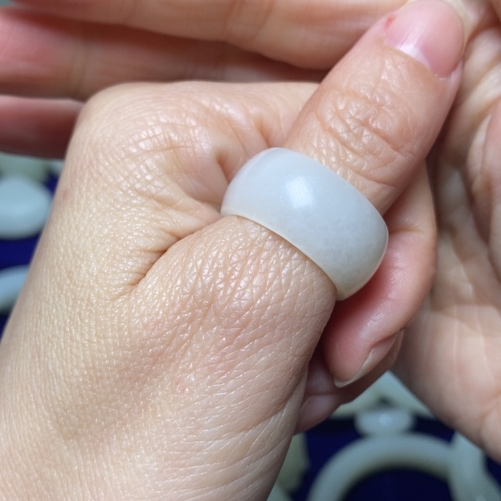 出***鞋和田玉未镶嵌颈饰