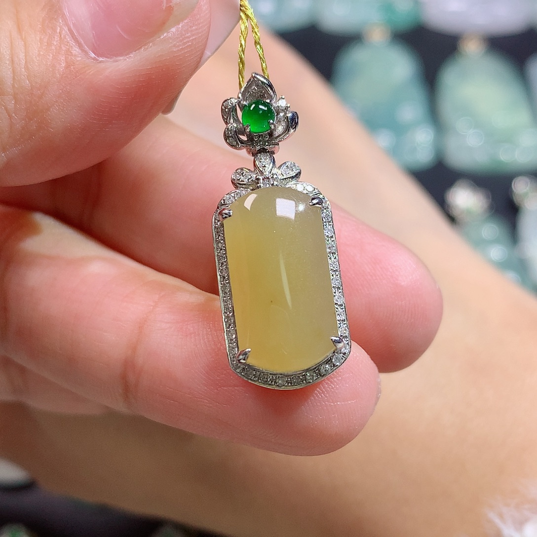 翡翠18K金镶嵌颈饰无事牌