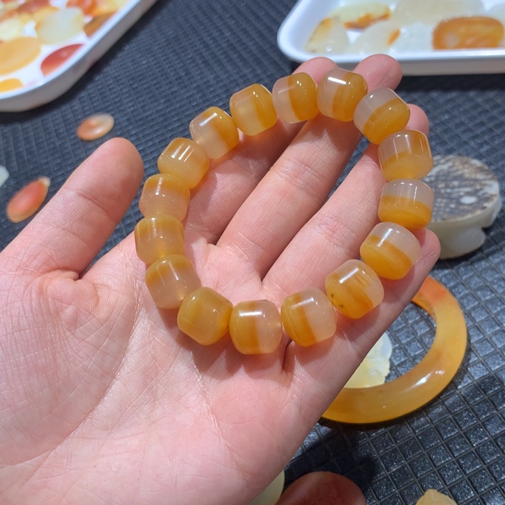 未镶嵌石英质玉（黄龙玉）颈饰