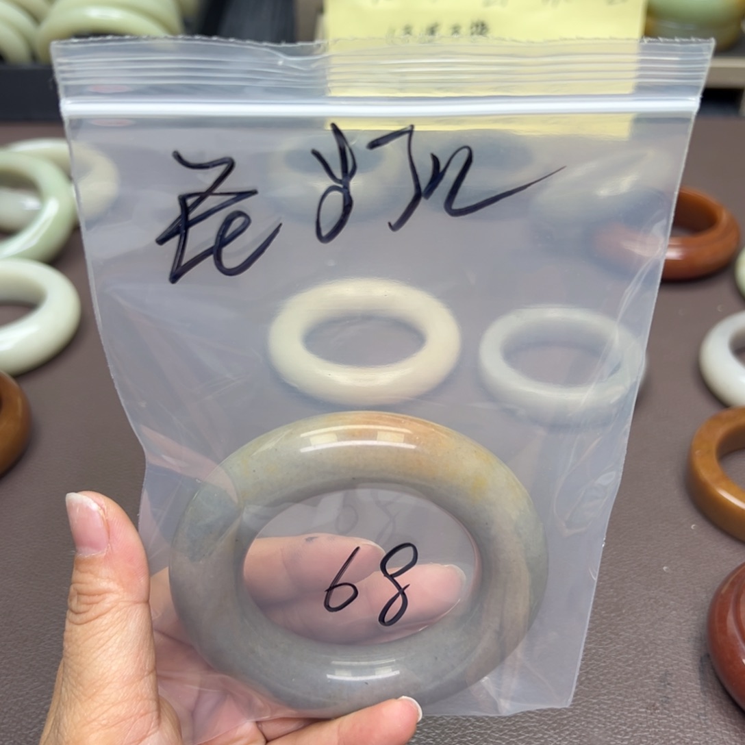 石英质玉手镯未镶嵌闪****。