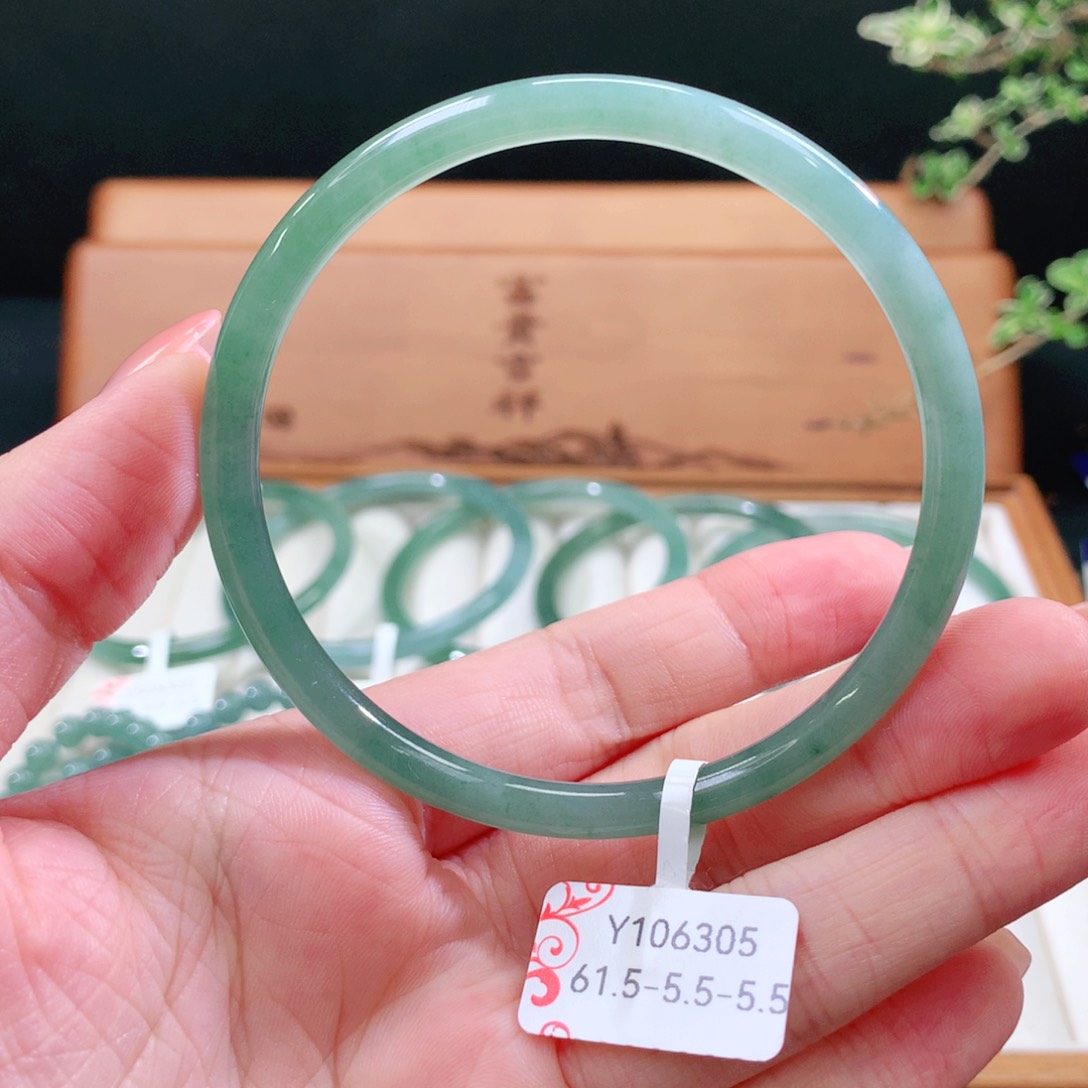 翡翠手镯未镶嵌天然