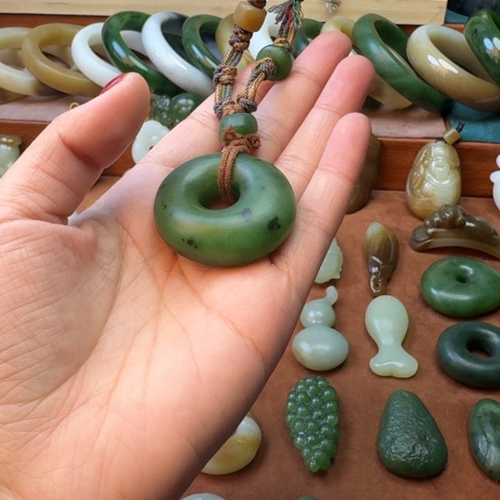 咿****和田玉未镶嵌颈饰