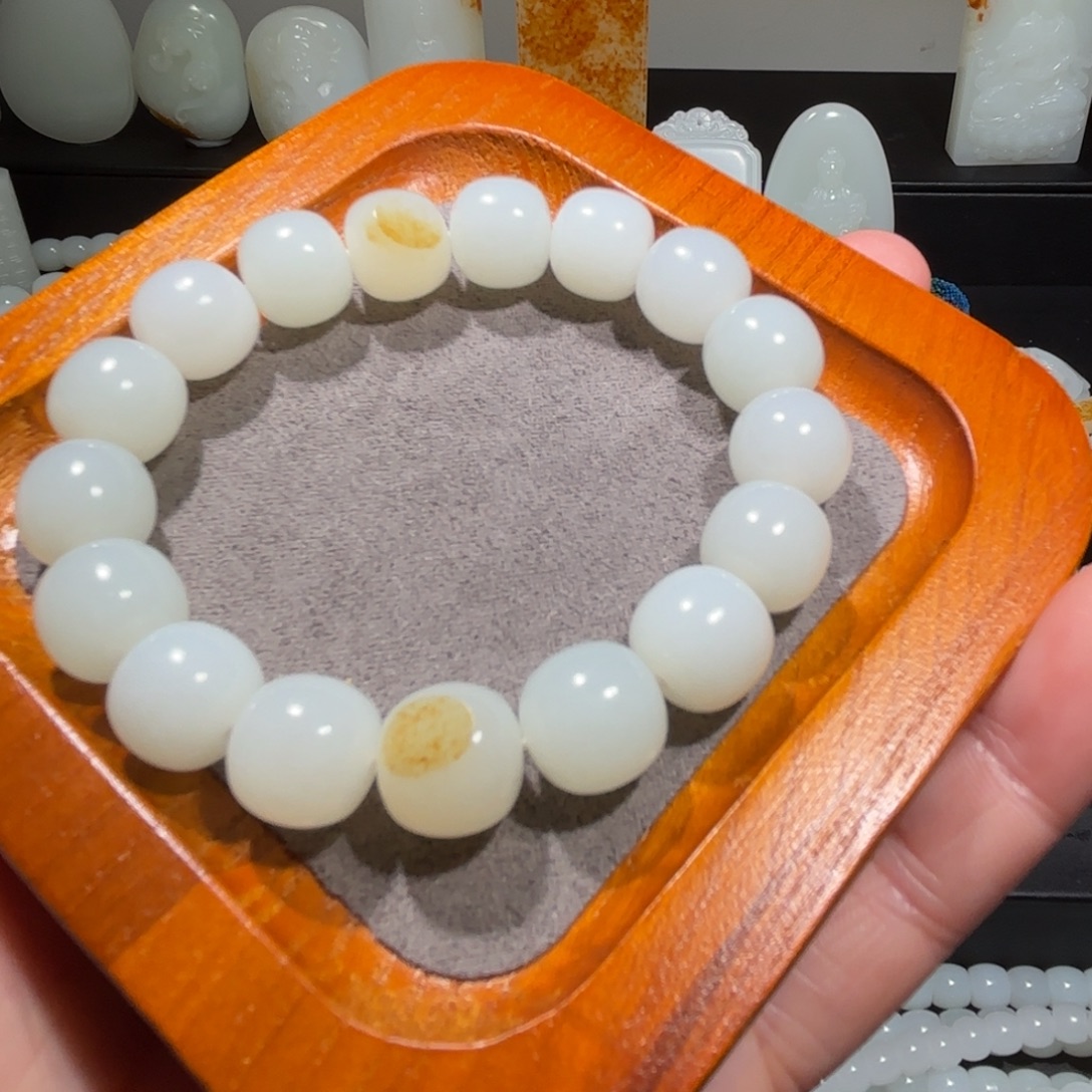 不***他和田玉未镶嵌手串