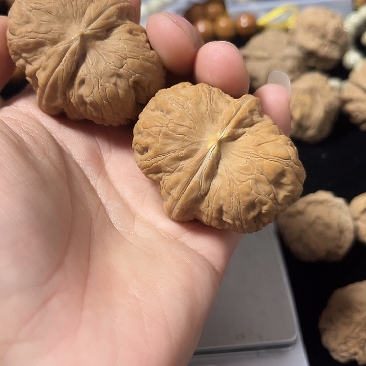把件文玩核桃边41肚48左右微瑕元宝，编号011