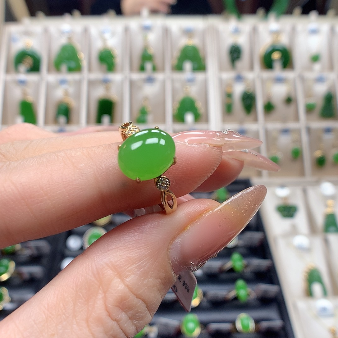 和田玉戒指18K金镶嵌810