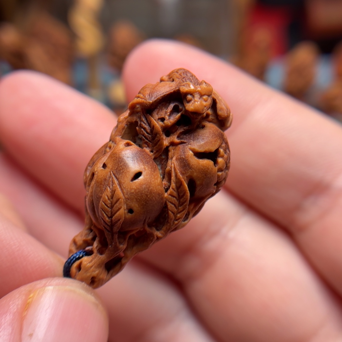 桃核圆雕福寿三朵