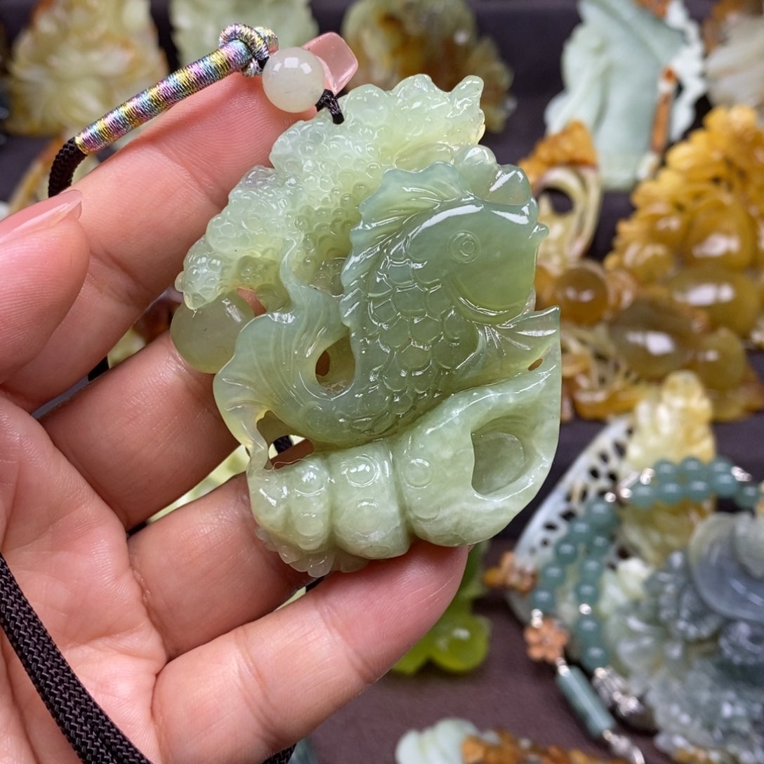 蛇纹石玉颈饰未镶嵌