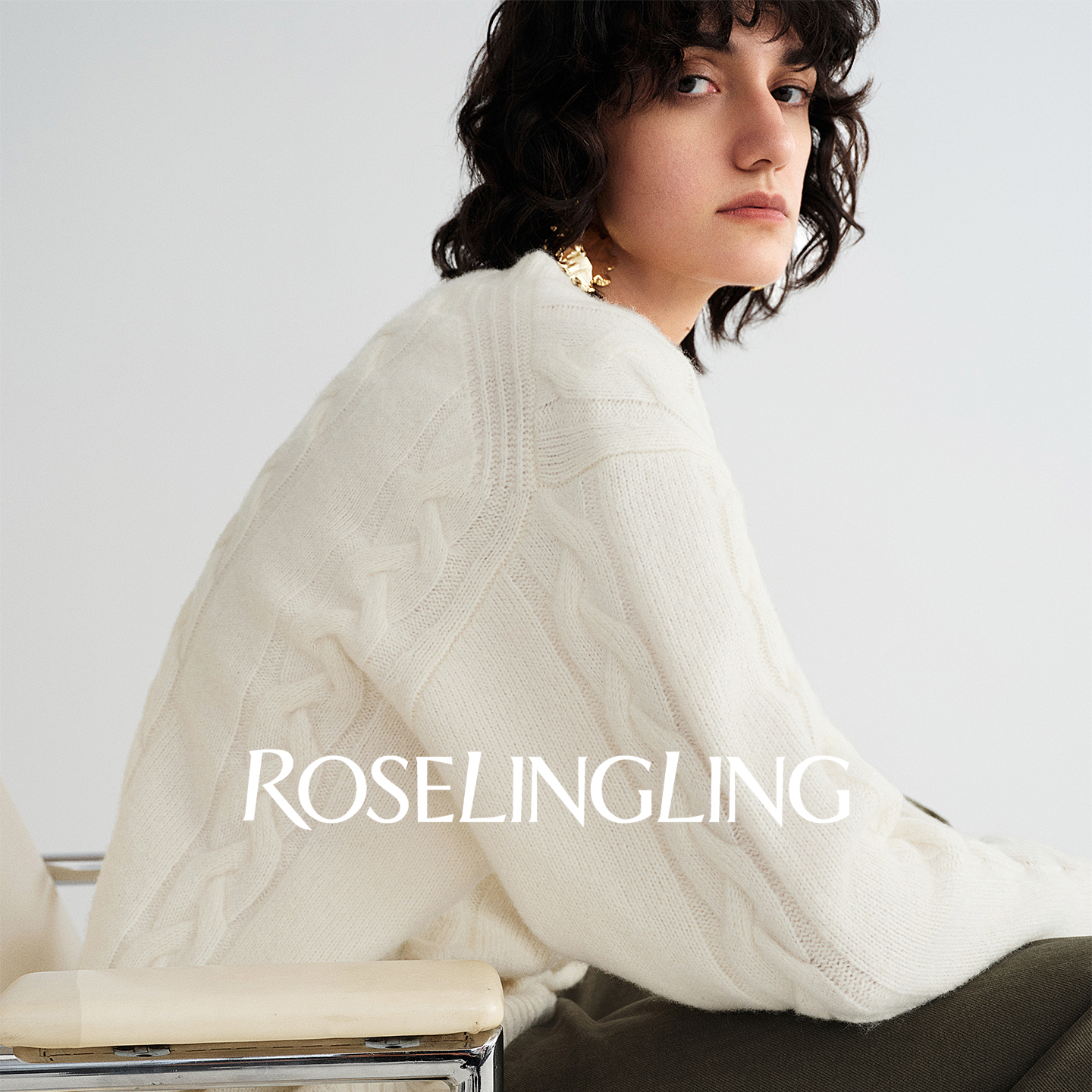 ROSELINGLING复古雕塑绞花系列 蓬松厚实粗针羊毛料廓形感V领毛衫