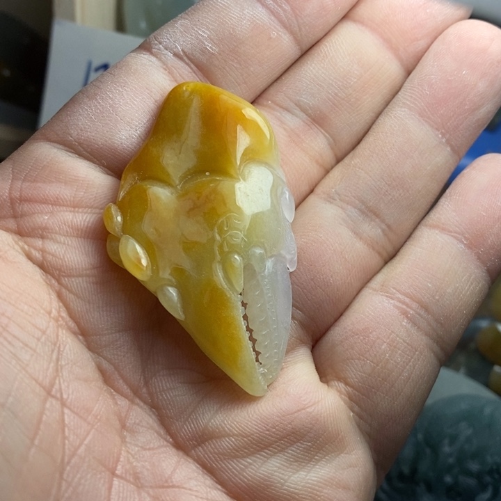 翡翠颈饰未镶嵌米*黄翡