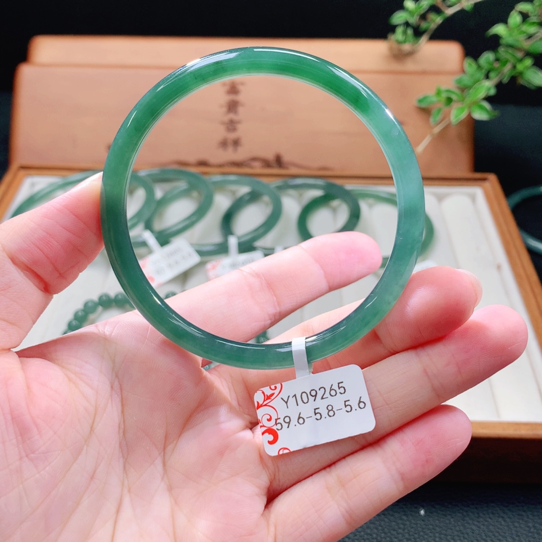 未镶嵌手镯（圆镯）翡翠