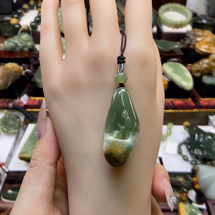 颈饰未镶嵌岫岩河磨玉（透闪石质玉）