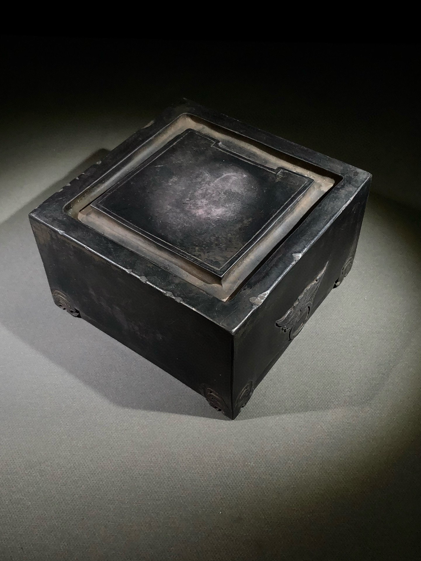 端砚，砚面简洁大气实用，砚双侧兽头衔环，砚底四角雕刻兽面