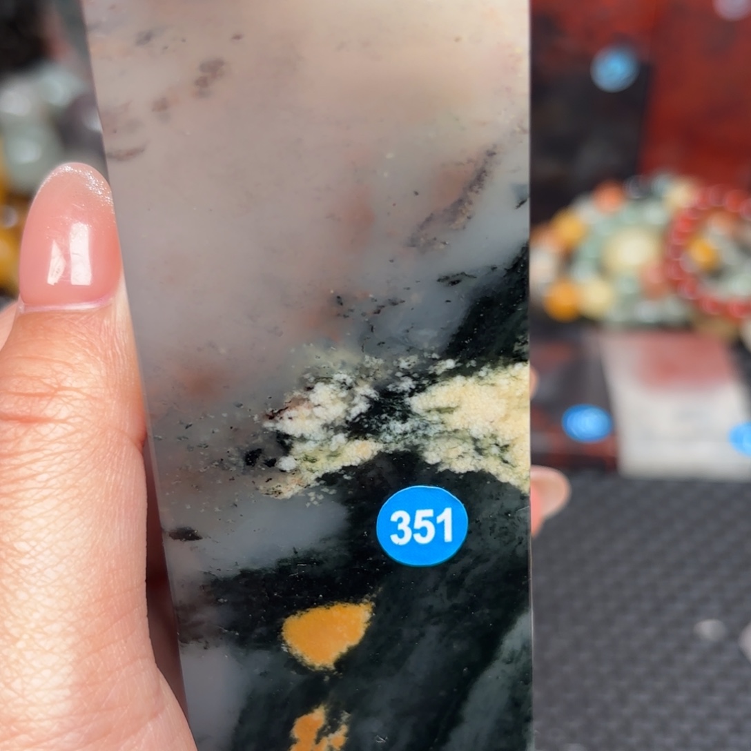 石材桂林鸡血印章摆件意境，编号：351