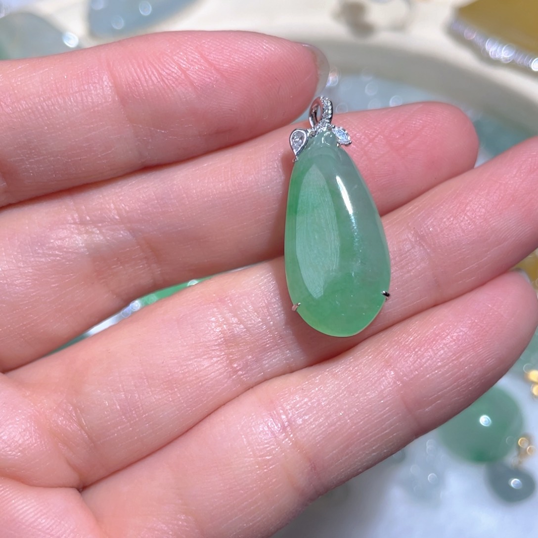 翡翠颈饰18K金镶嵌翡翠